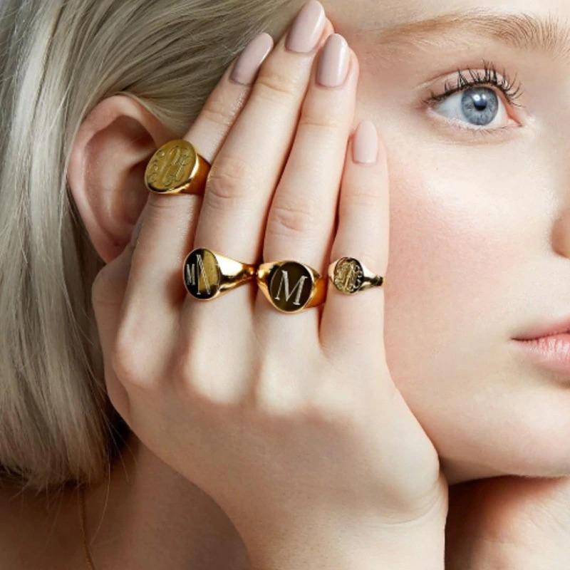 Anello con Iniziale Personalizzato in Acciaio Inox