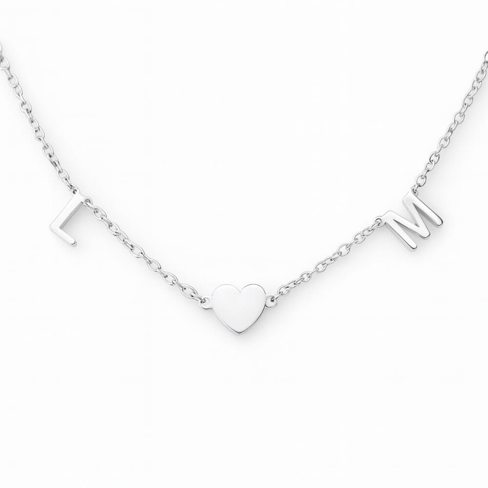 collana con iniziali e cuore due lettere per un legame speciale