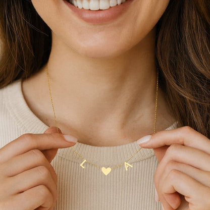 collana con iniziali e cuore due lettere per un legame speciale